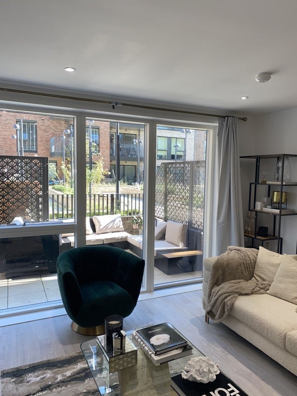 Flat Broadway in Greater London