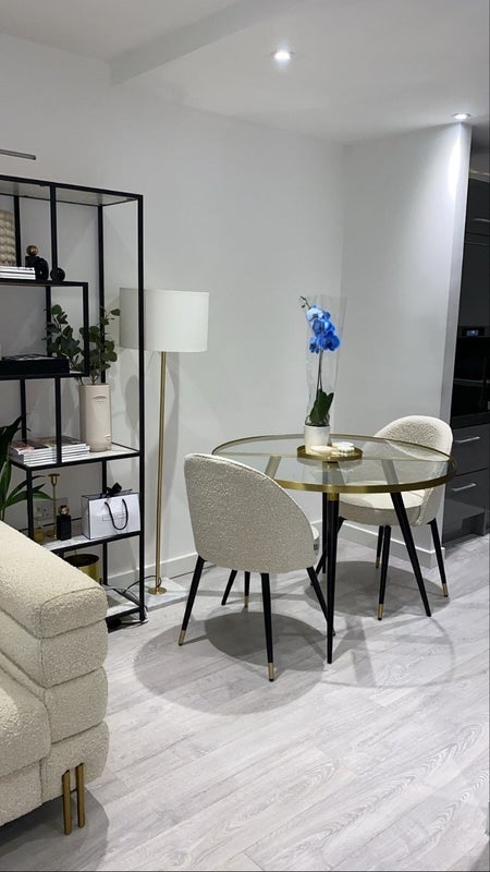 Flat Broadway in Greater London