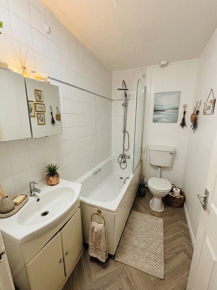 Room Lough Road in Greater London