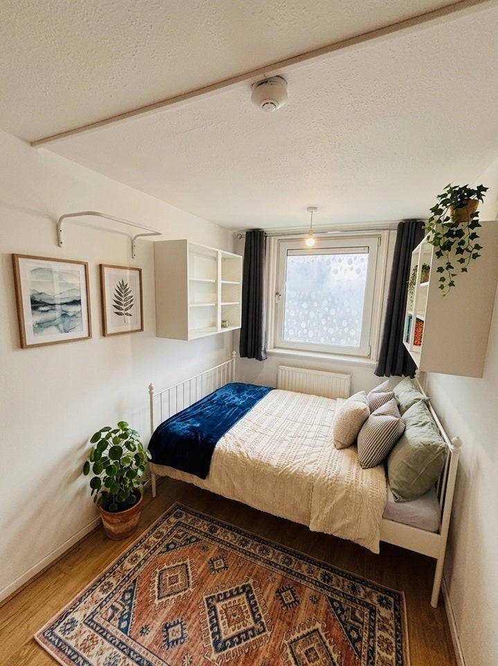 Room Lough Road in Greater London