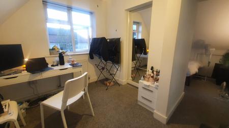 Room Golders Green Road in Greater London