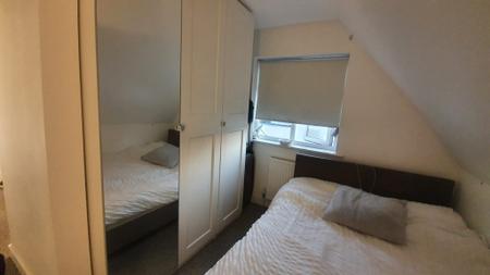 Room Golders Green Road in Greater London