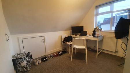 Room Golders Green Road in Greater London