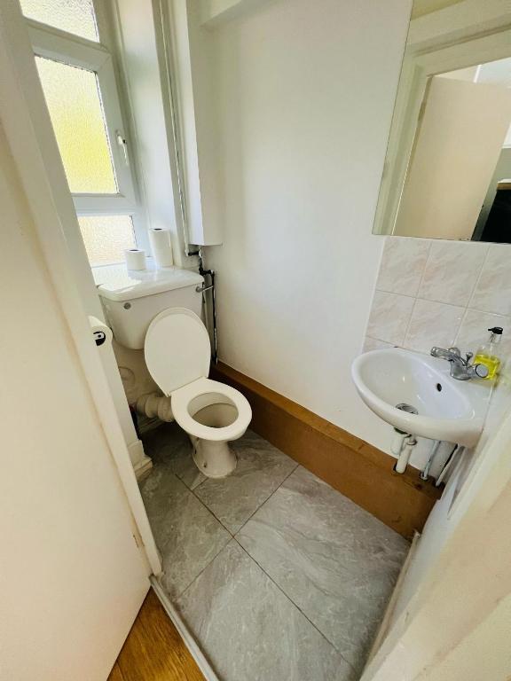 Flat Burr Close in Greater London