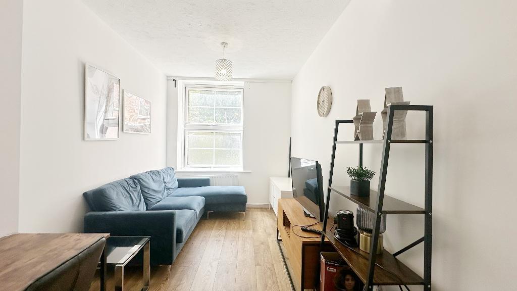 Flat Burr Close in Greater London