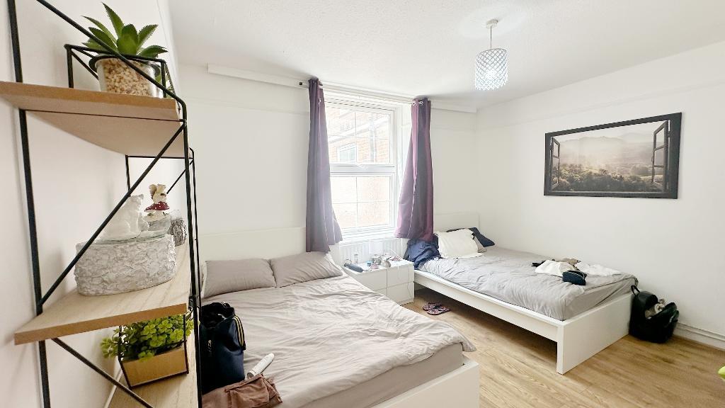 Flat Burr Close in Greater London
