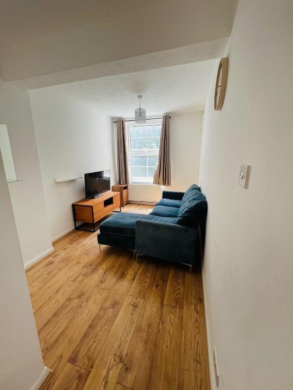 Flat Burr Close in Greater London