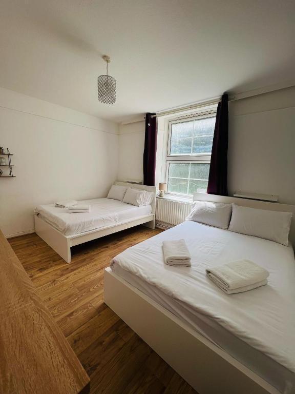 Flat Burr Close in Greater London
