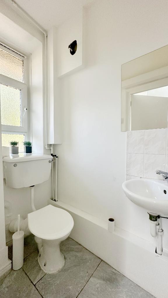 Flat Burr Close in Greater London