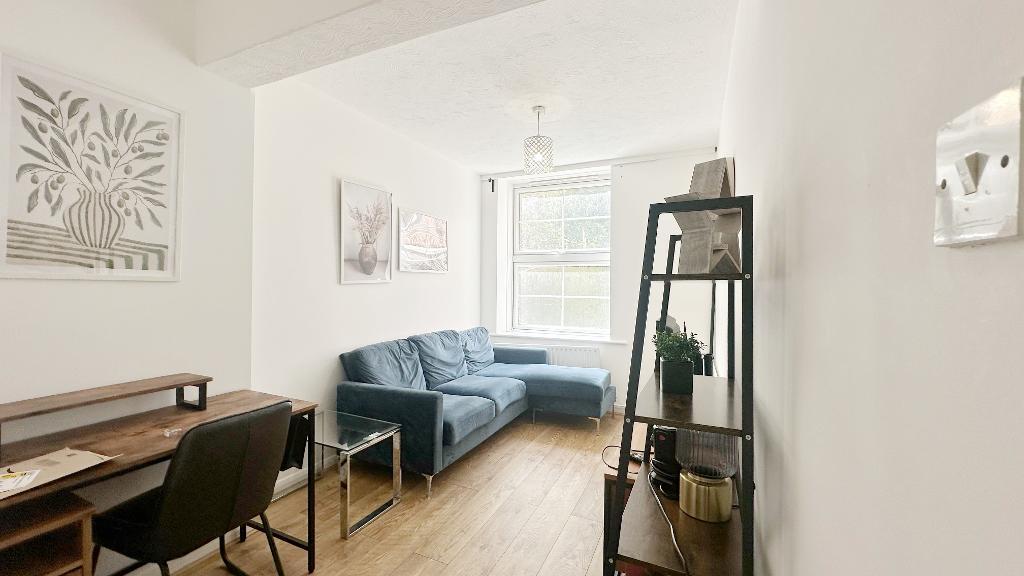 Flat Burr Close in Greater London