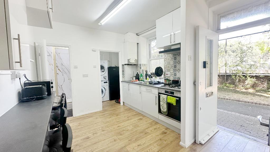 Flat Burr Close in Greater London