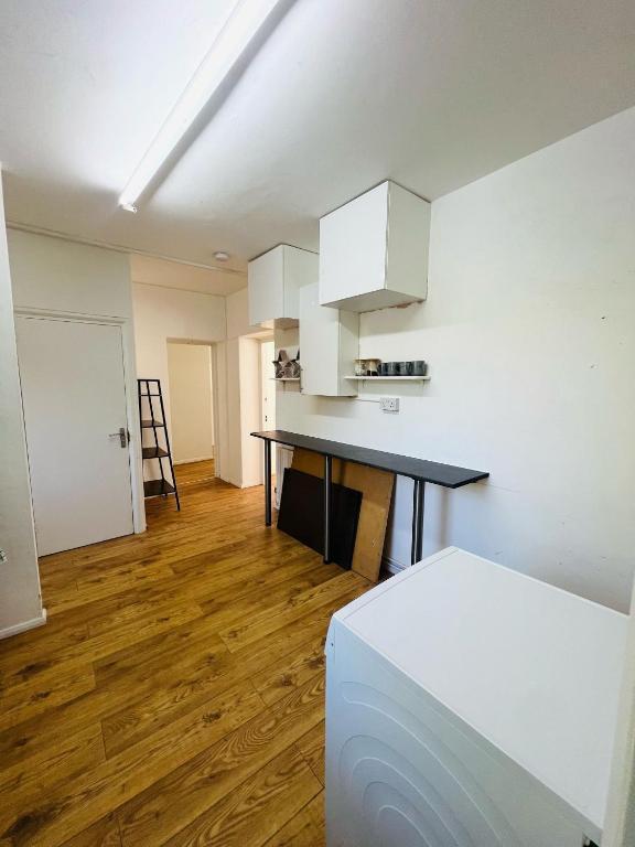 Flat Burr Close in Greater London