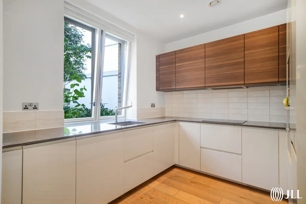 Flat Botanical Mews in Greater London