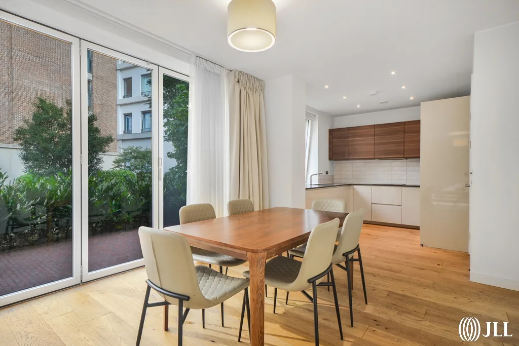 Flat Botanical Mews in Greater London