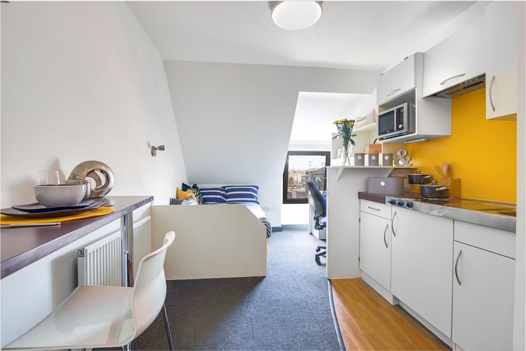 Room Fulham Palace Road in Greater London