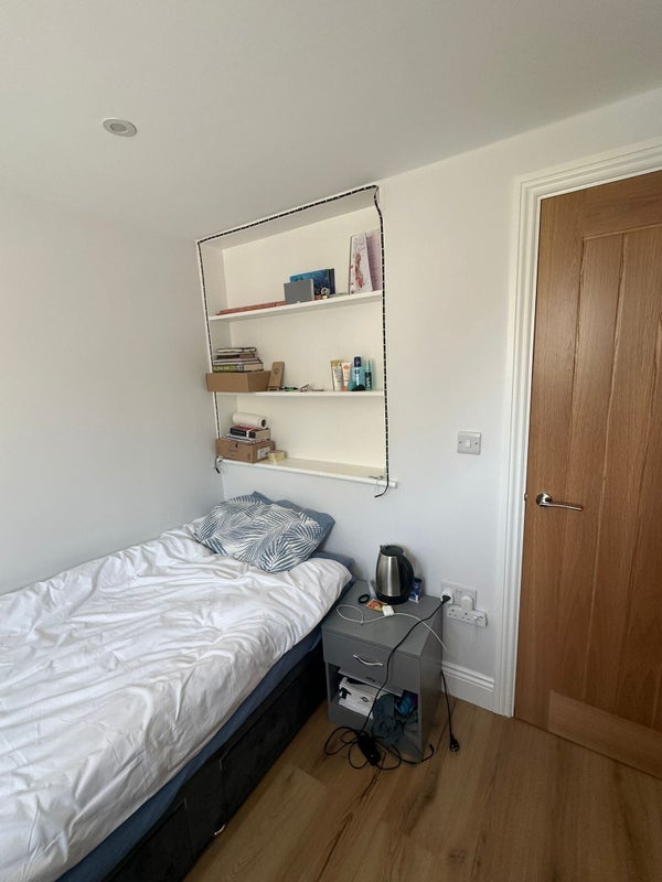 Room Harcourt Road in Greater London
