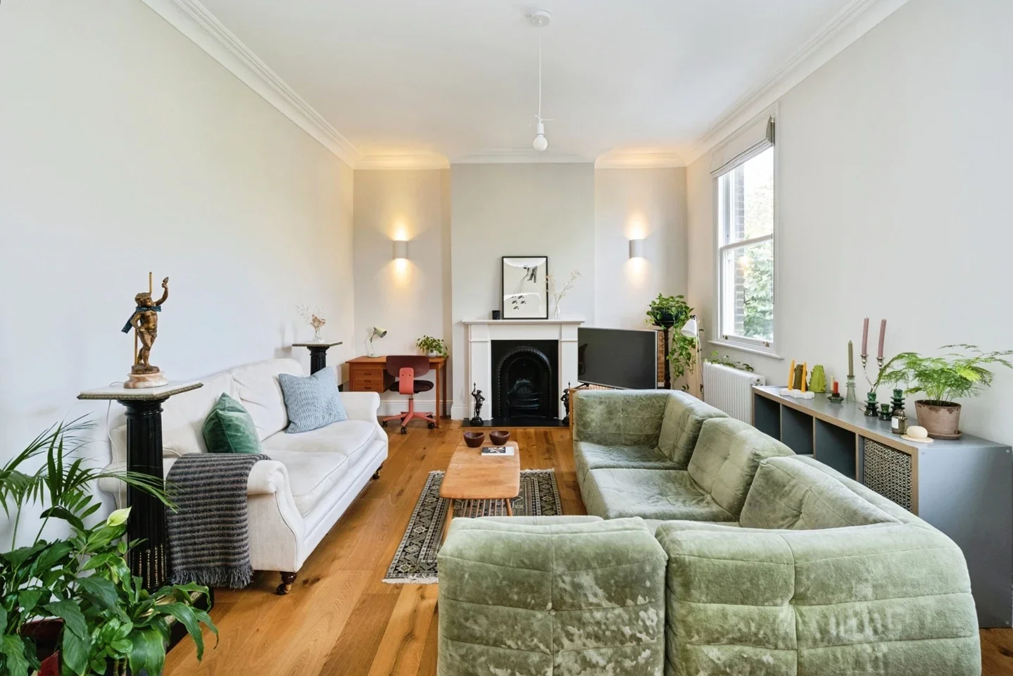 Flat Goulton Road in Greater London