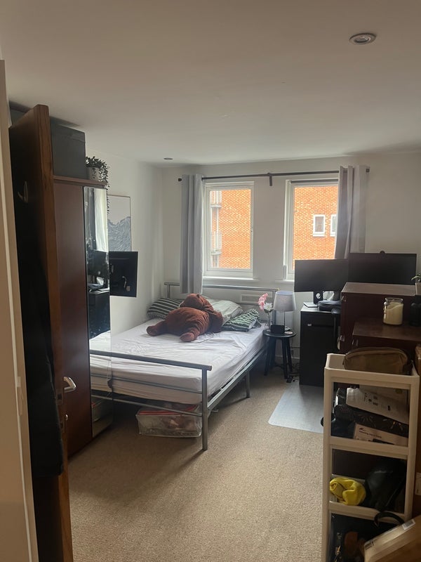 Flat Elmira Way in Salford