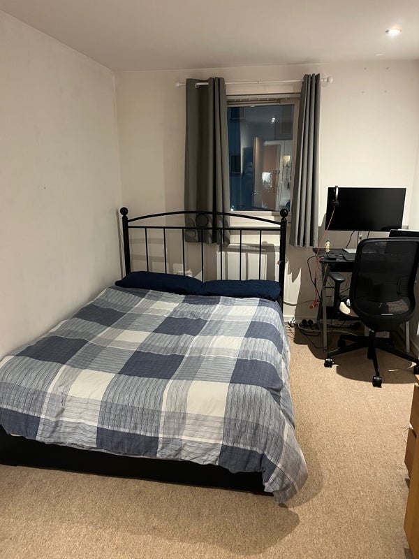Flat Elmira Way in Salford
