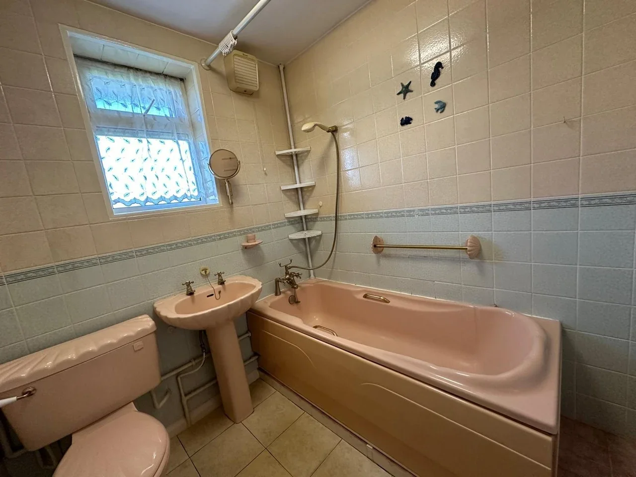 Flat Pinkwell Lane in Greater London