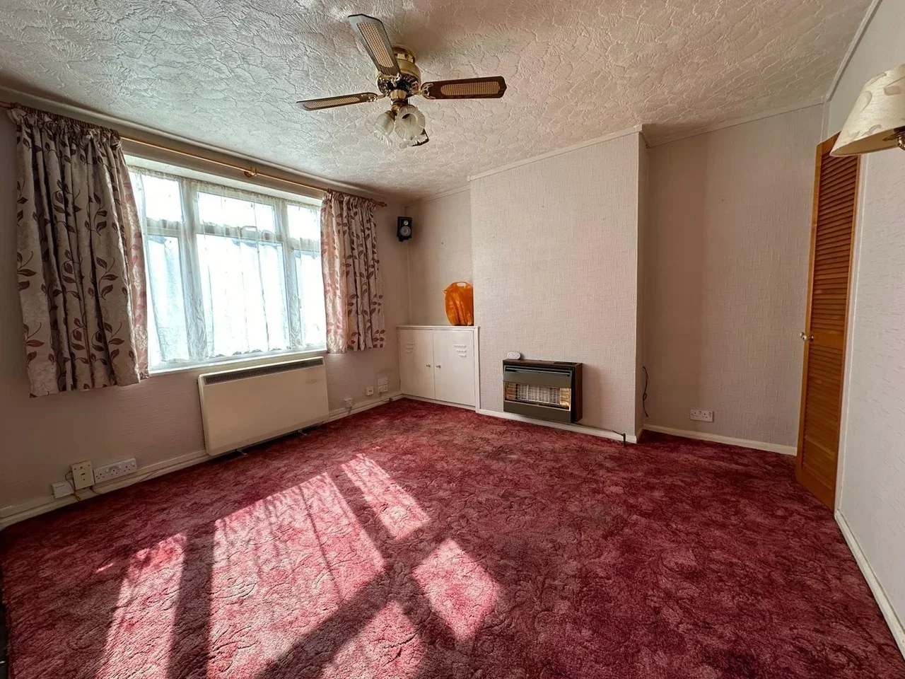Flat Pinkwell Lane in Greater London