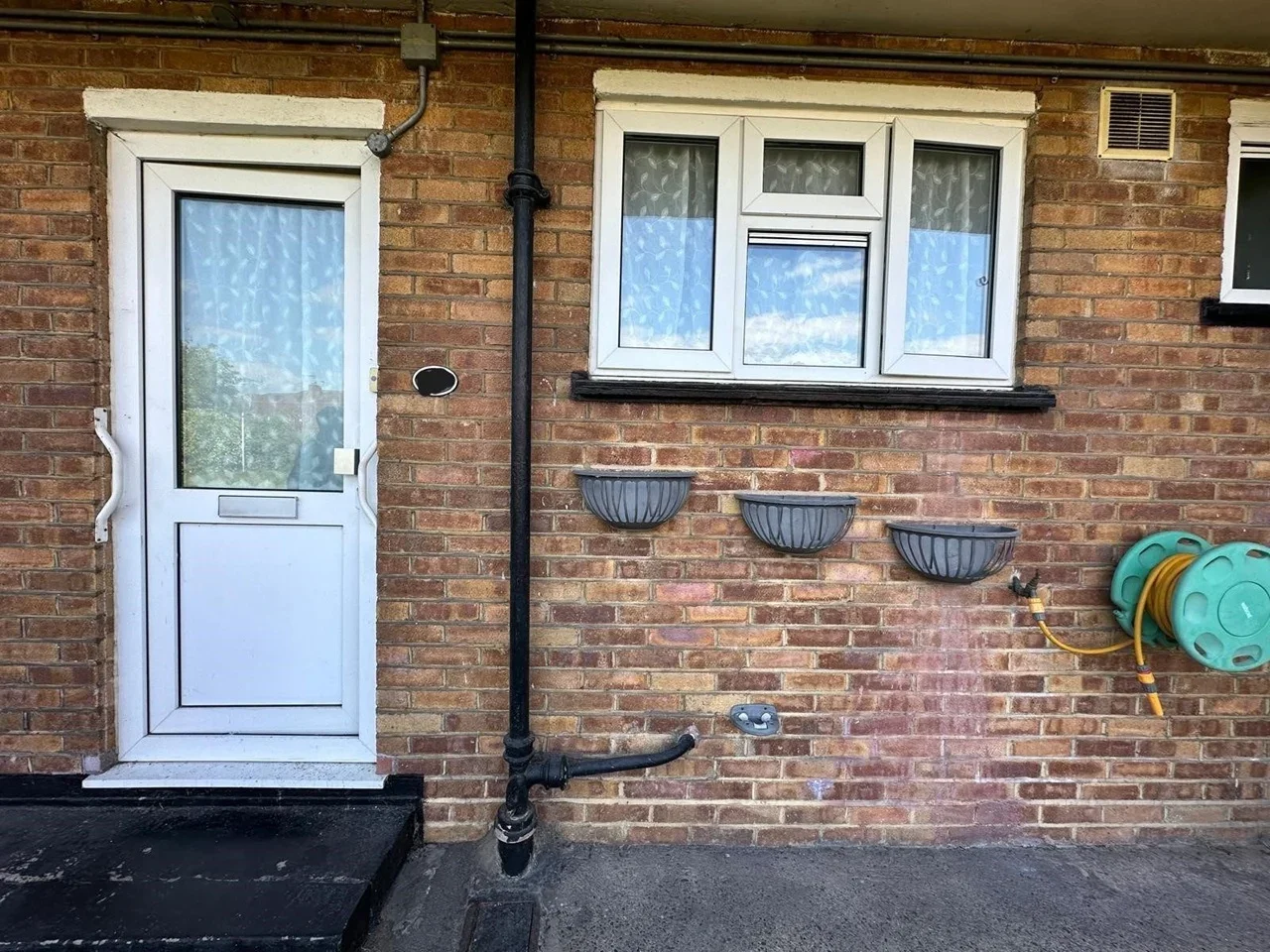 Flat Pinkwell Lane in Greater London