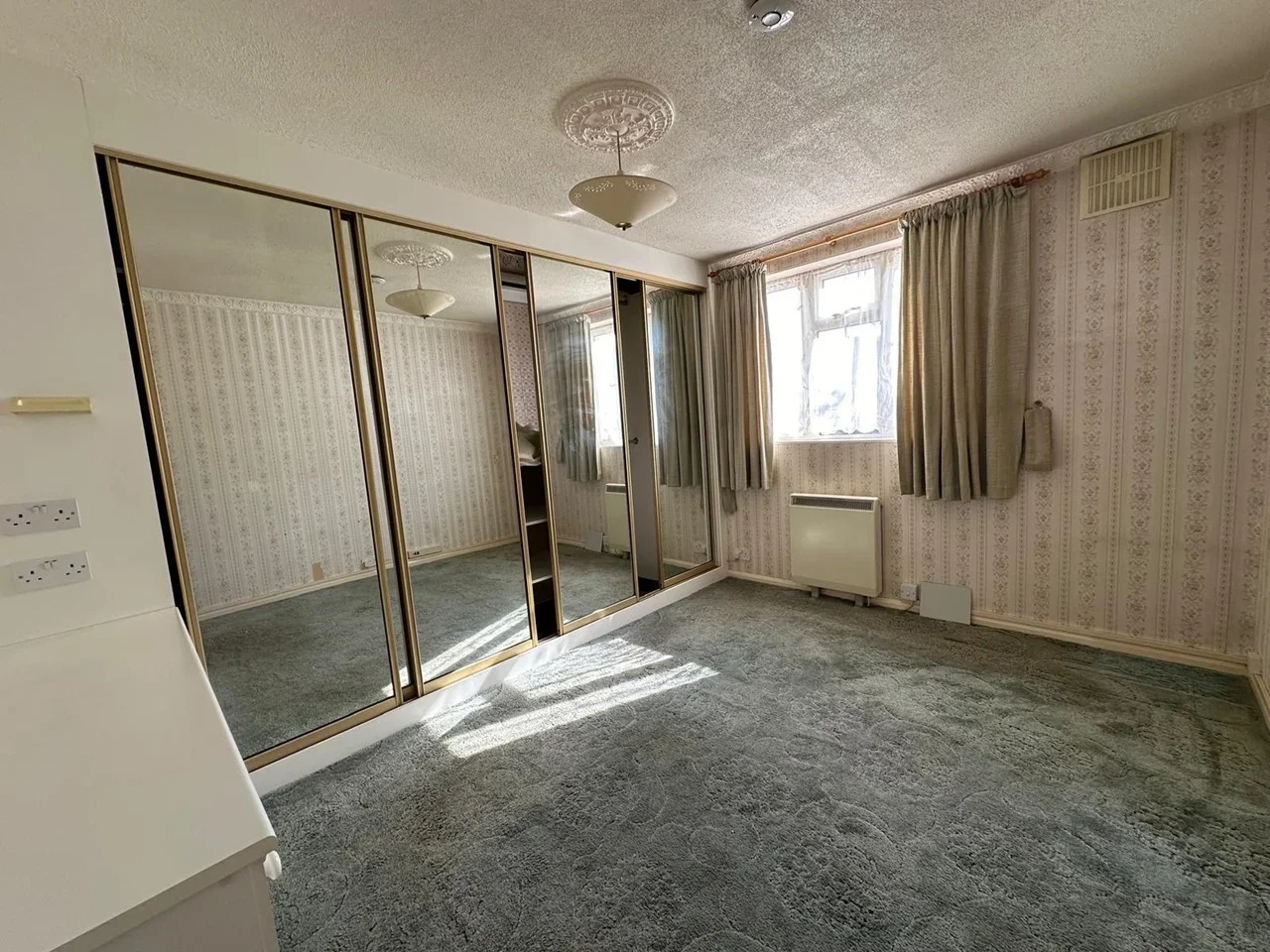 Flat Pinkwell Lane in Greater London