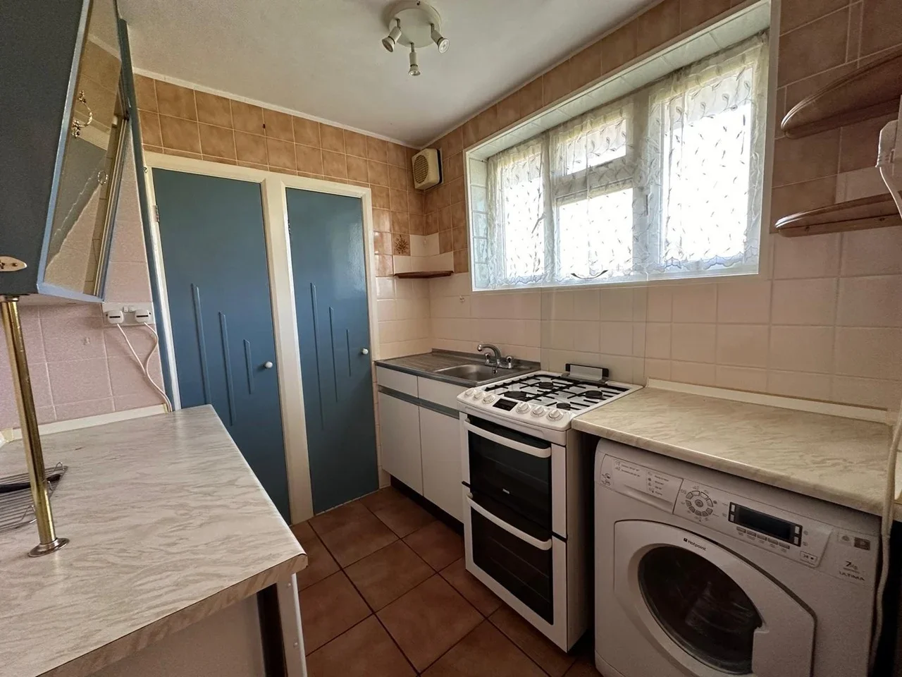 Flat Pinkwell Lane in Greater London