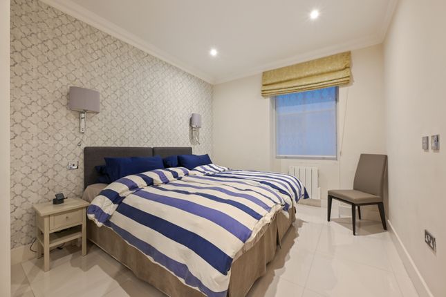 Flat Courtfield Gardens in Greater London