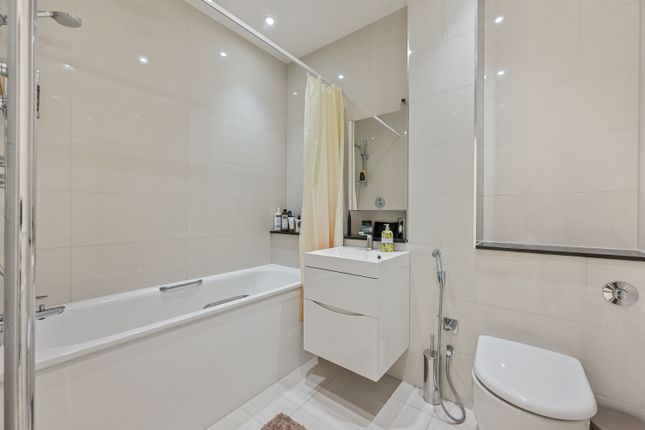 Flat Courtfield Gardens in Greater London