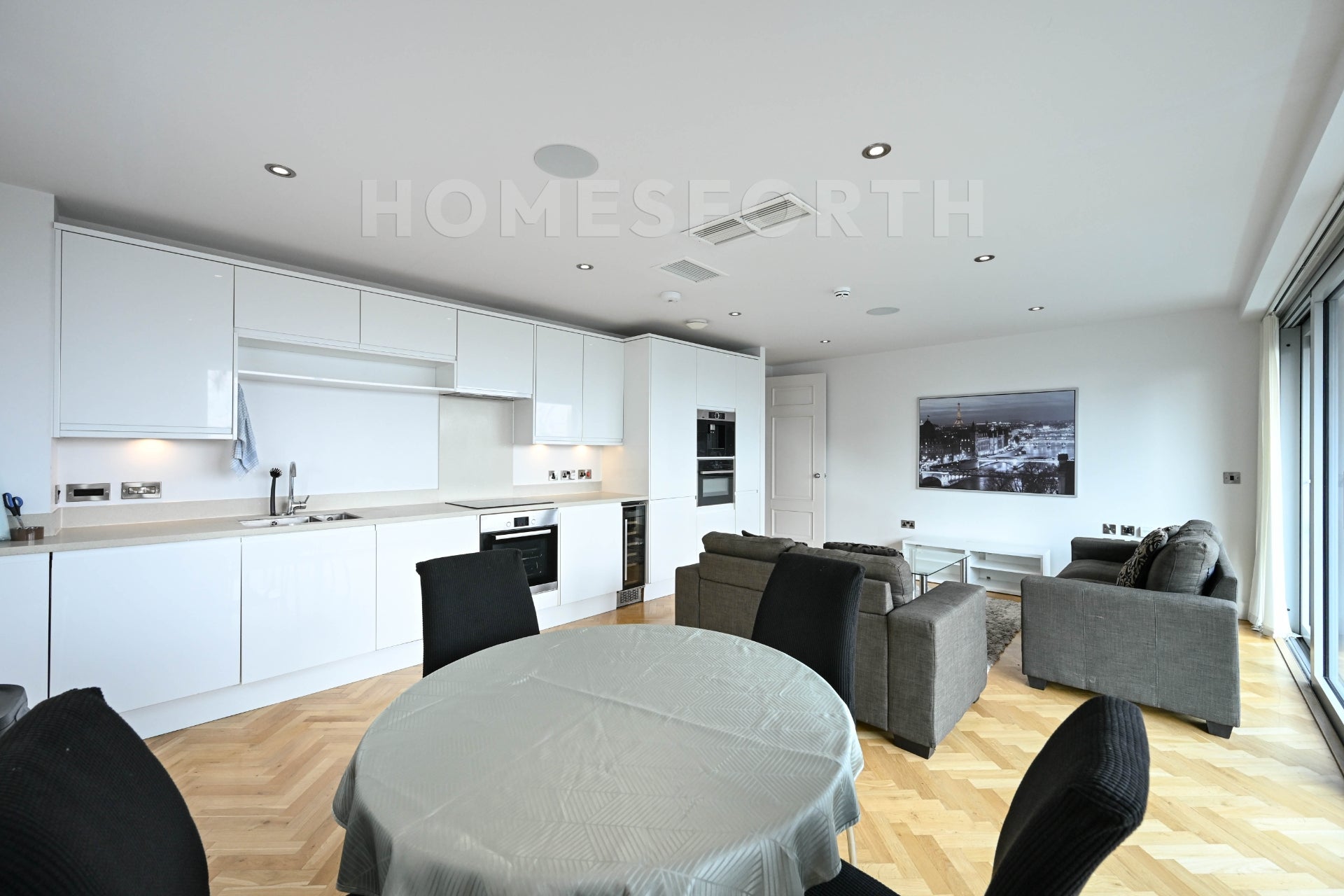 Flat Commercial Road in Greater London