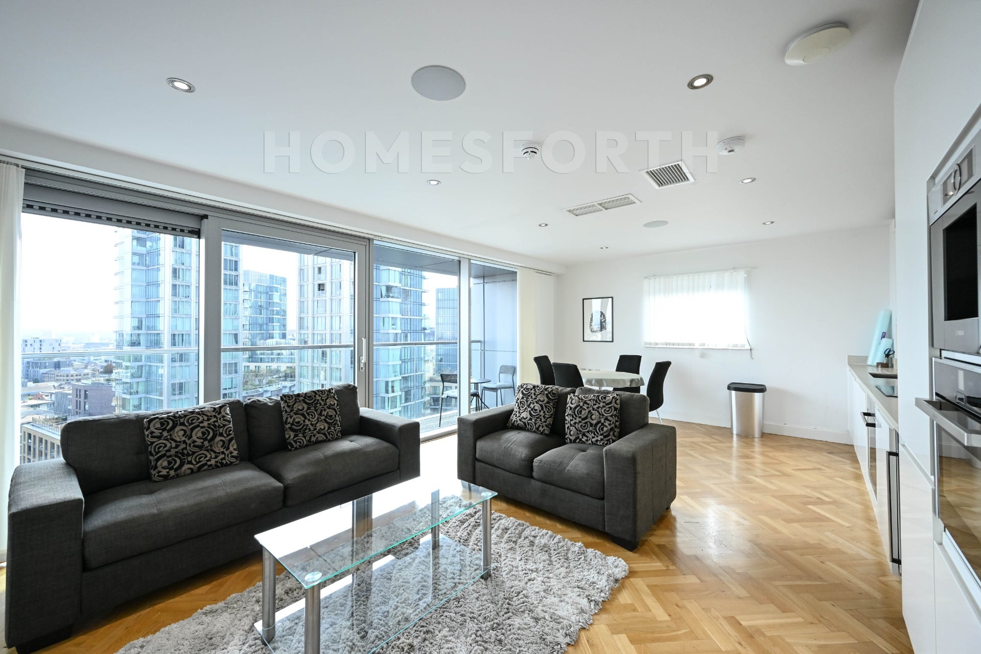 Flat Commercial Road in Greater London