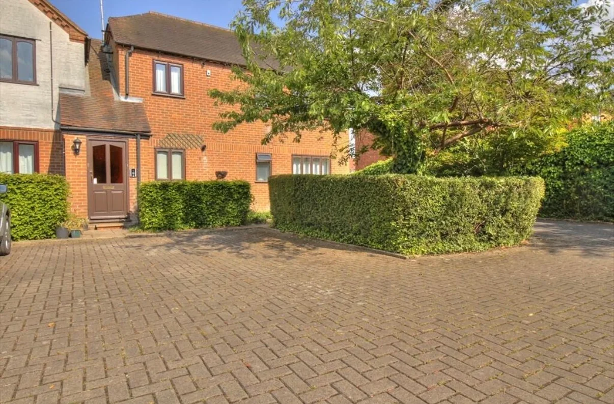 Flat Meadow Lane in Pangbourne