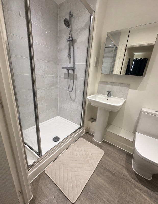 Room Cornwell Avenue in Crawley