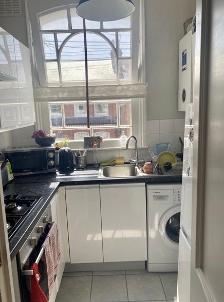 Room Dafforne Road in Greater London