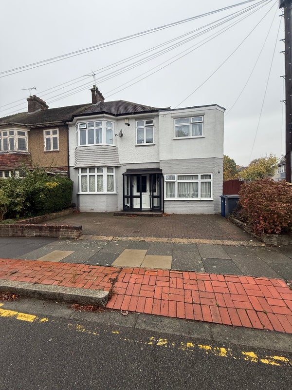 Room Derwent Crescent in Greater London
