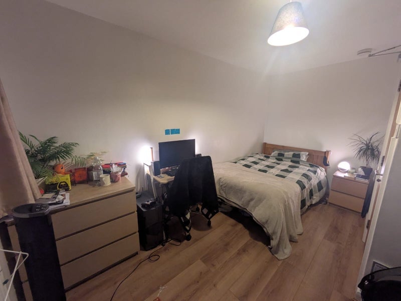Room Derwent Crescent in Greater London