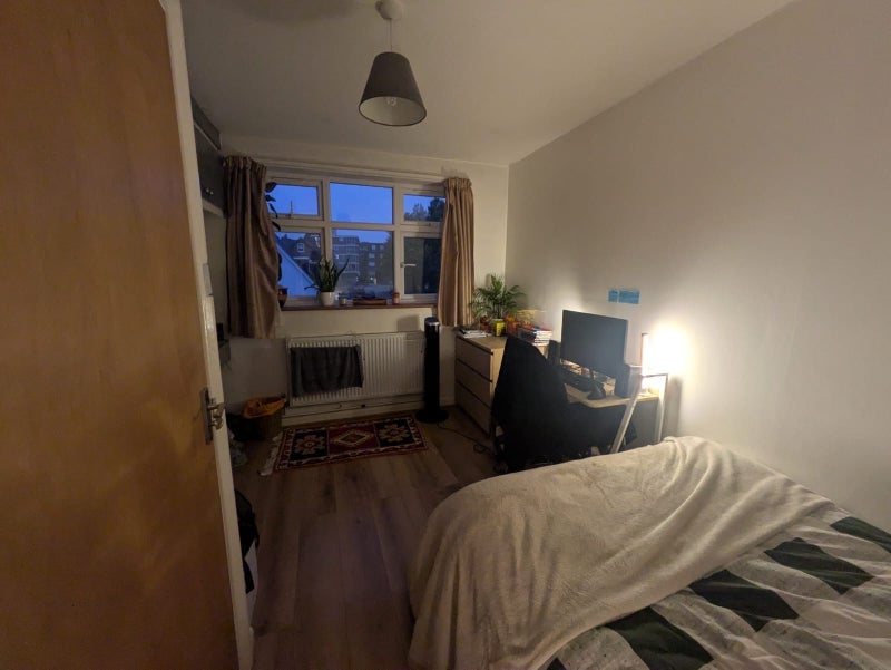 Room Derwent Crescent in Greater London