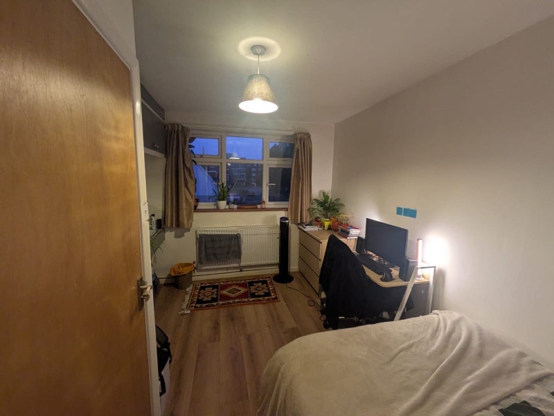Room Derwent Crescent in Greater London