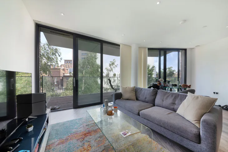 Flat Alie Street in Greater London