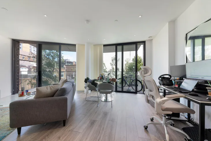 Flat Alie Street in Greater London