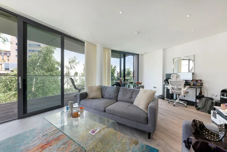 Flat Alie Street in Greater London