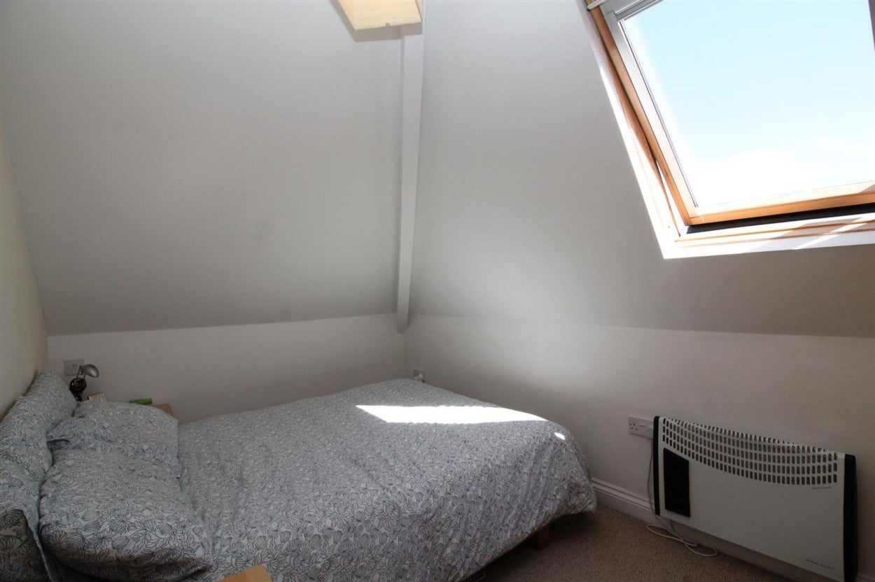 Flat Coldharbour Road in Bristol