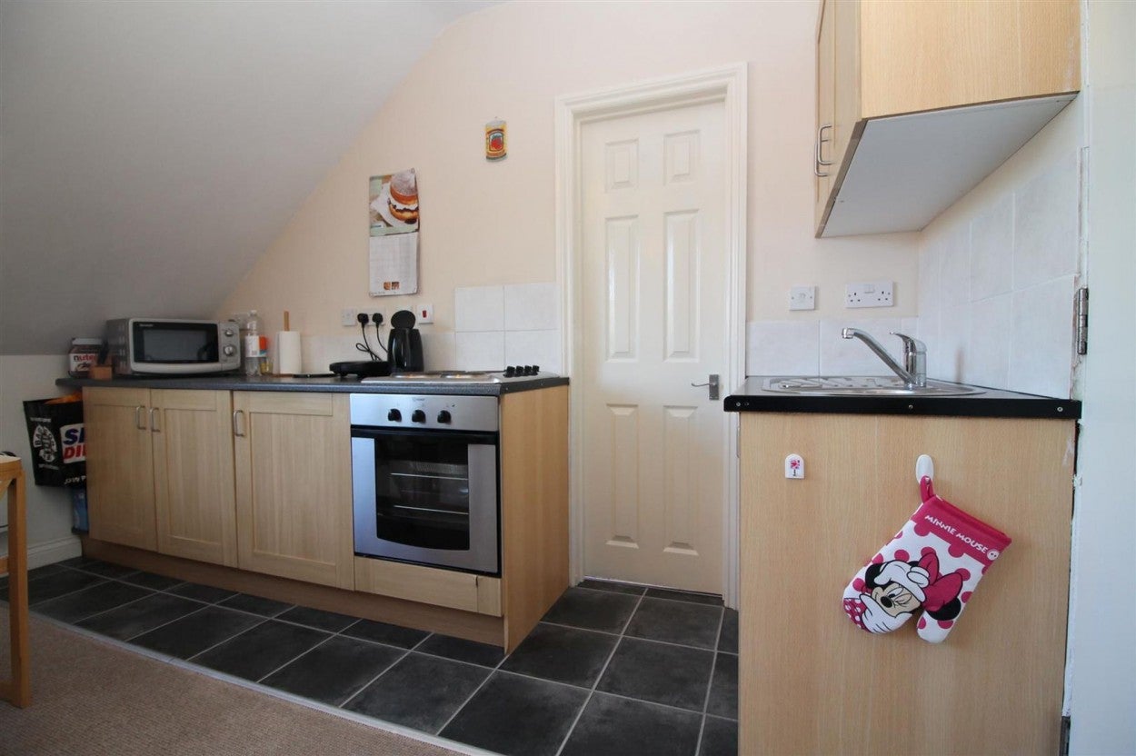 Flat Coldharbour Road in Bristol