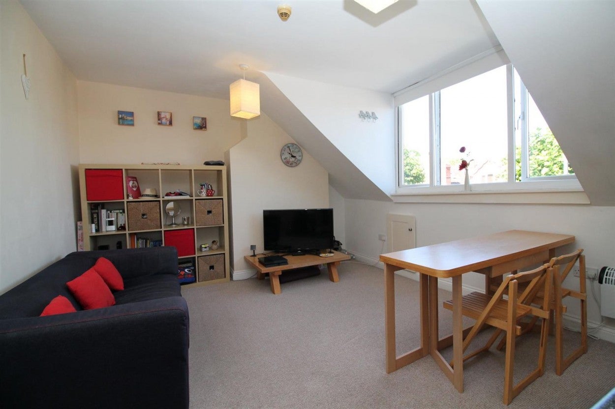 Flat Coldharbour Road in Bristol