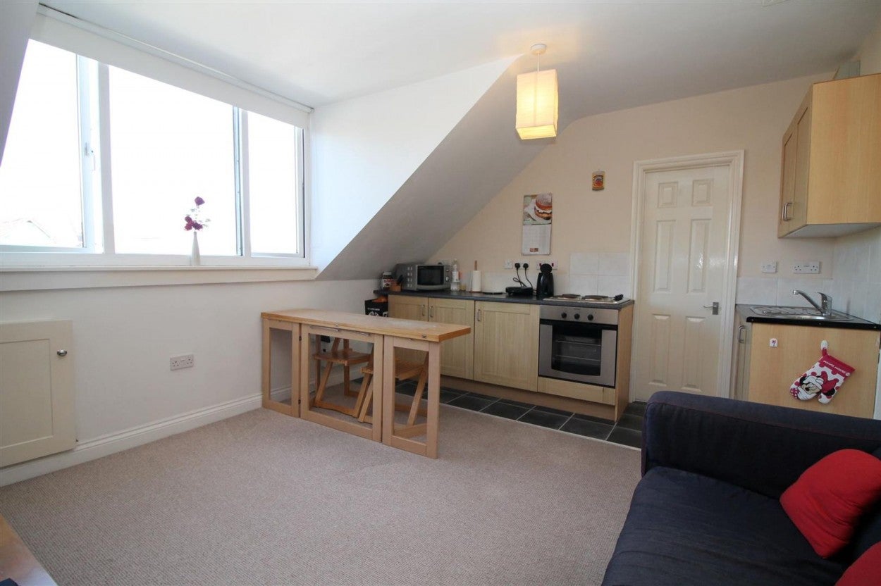 Flat Coldharbour Road in Bristol