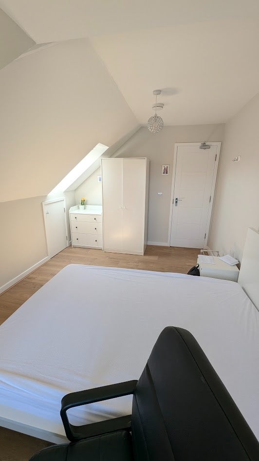 Room Queen Eleanor's Road in Guildford