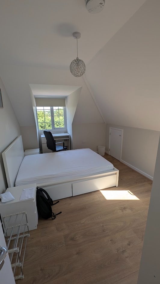 Room Queen Eleanor's Road in Guildford