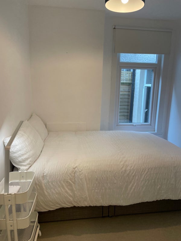 Room Hythe Road in Greater London