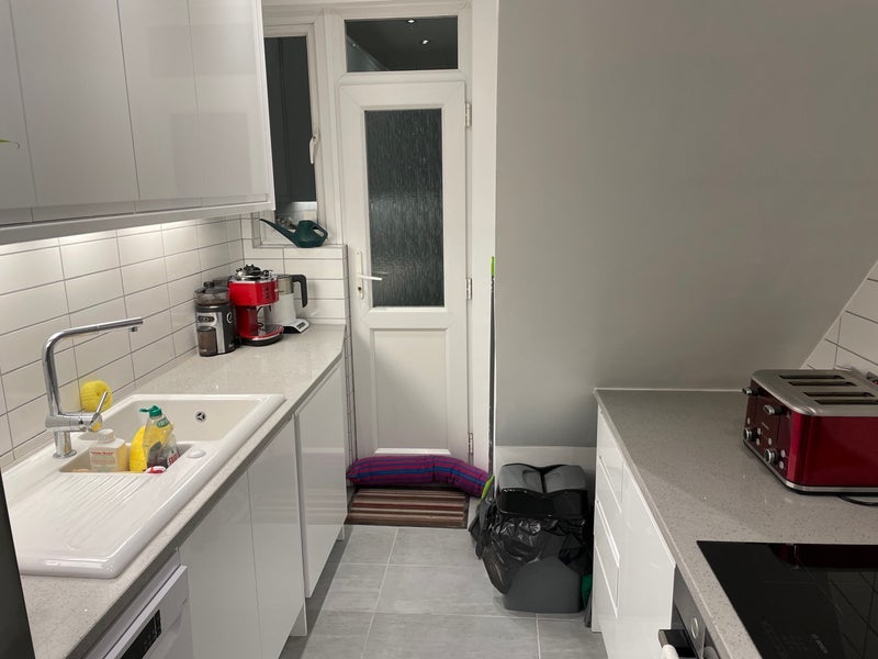 Room Hythe Road in Greater London